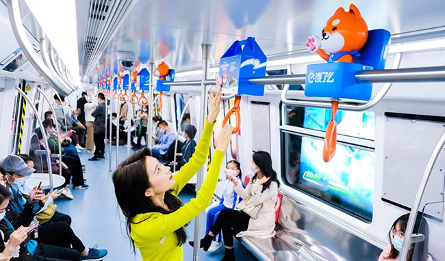 饿了么亮相深圳地铁，创意拉手广告极为吸精！